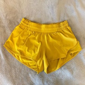 yellow lulu hotty hot shorts 2.5’